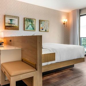 Zimmer mit Kingsize-Bett